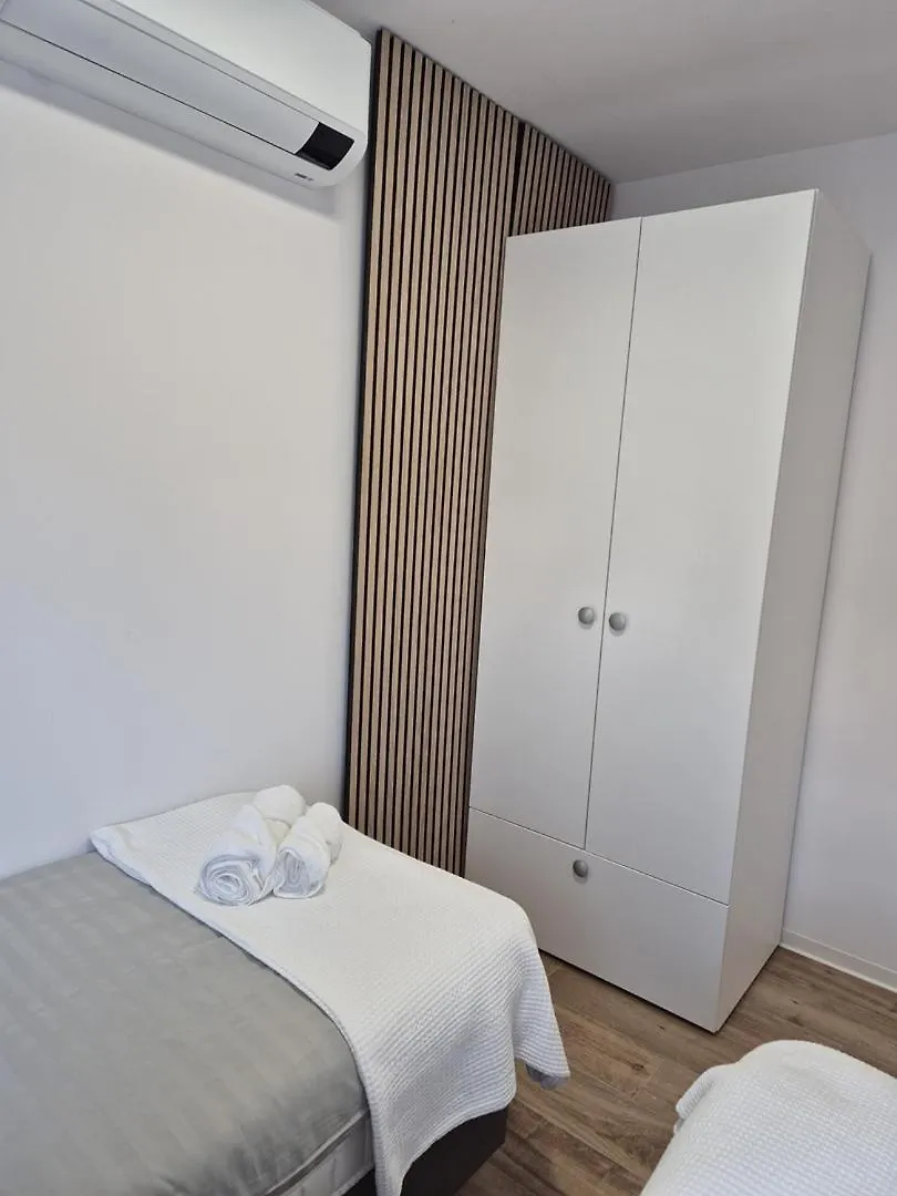 Guest house Sunshine Apartment Complex With A Pool By The Beach - Mandre, Pag