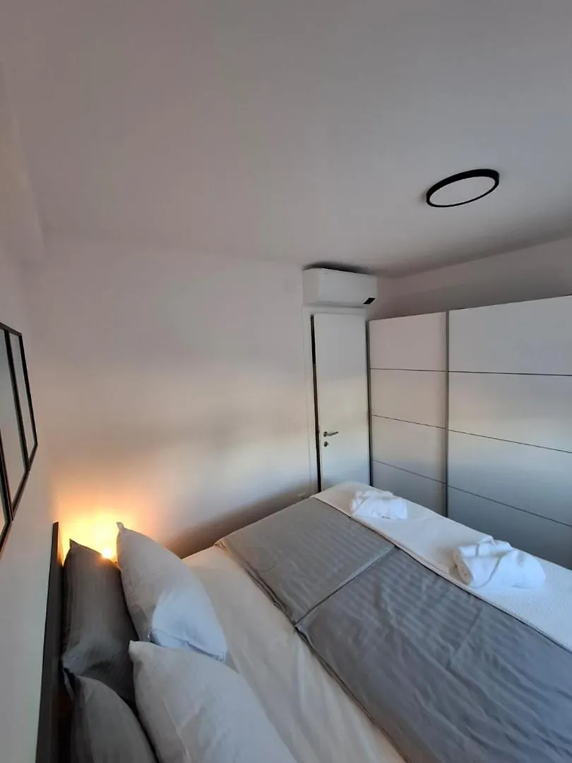 Guest house Sunshine Apartment Complex With A Pool By The Beach - Mandre, Pag