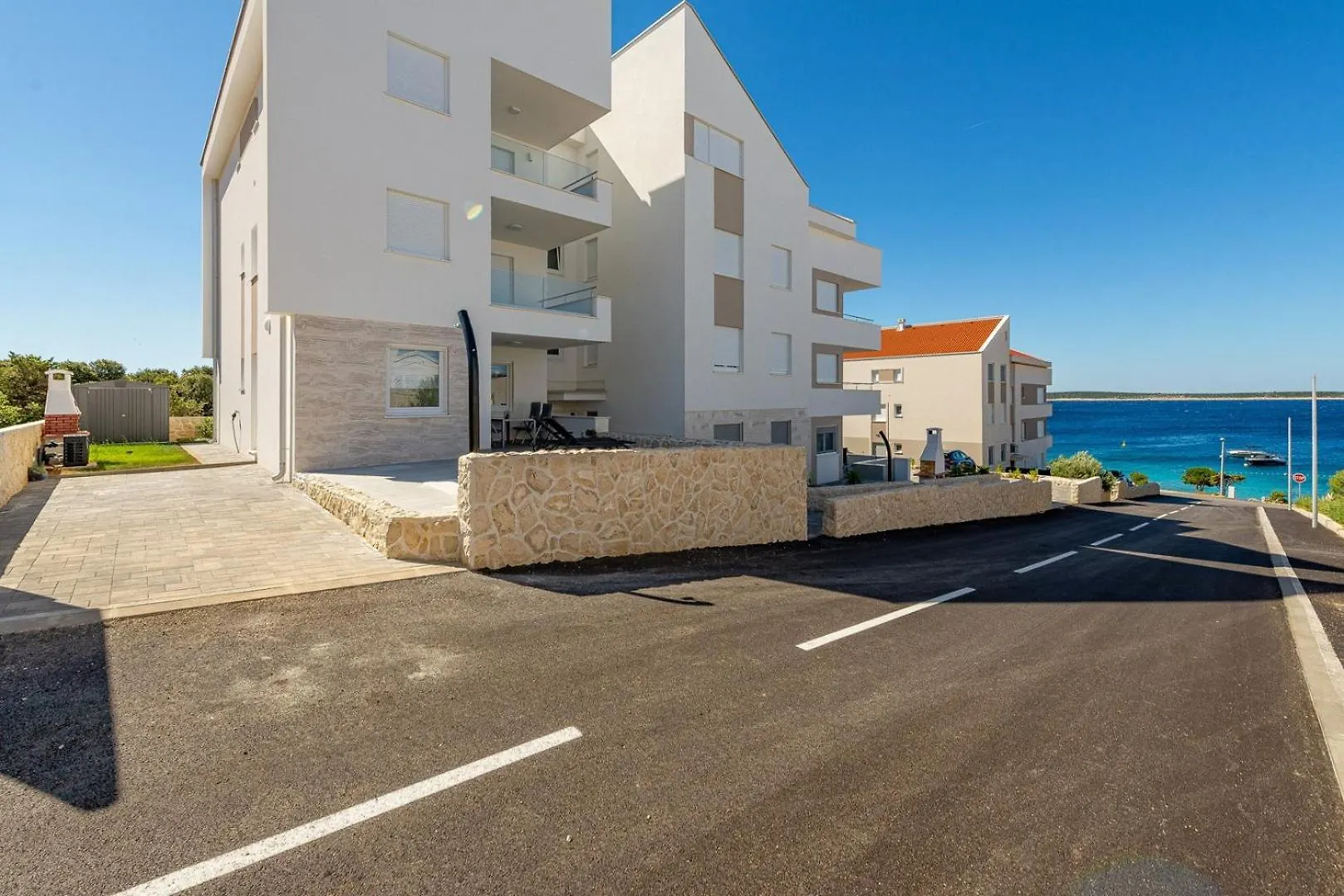 Sunshine Apartment Complex With A Pool By The Beach - Mandre, Pag Guest house Mandre