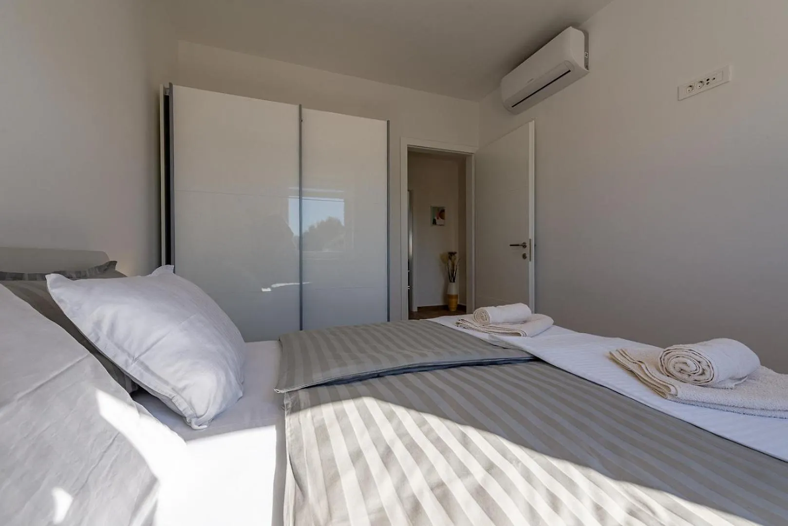 Sunshine Apartment Complex With A Pool By The Beach - Mandre, Pag Mandre