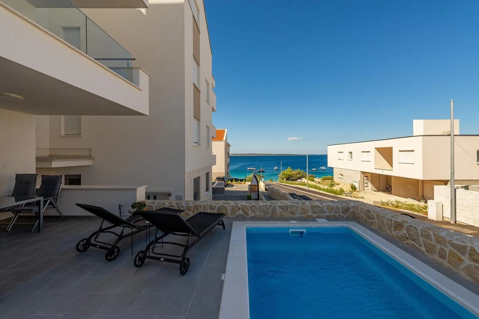 Guest house Sunshine Apartment Complex With A Pool By The Beach - Mandre, Pag