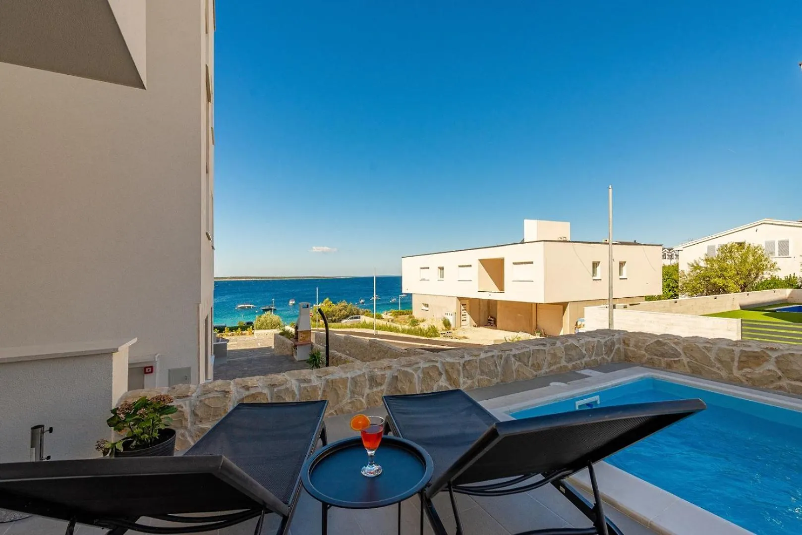 Sunshine Apartment Complex With A Pool By The Beach - Mandre, Pag